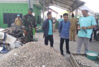 Babinsa Koramil 0817/12 Sidayu dampingi pengolahan limbah kulit kerang