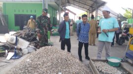 Babinsa Koramil 0817/12 Sidayu dampingi pengolahan limbah kulit kerang