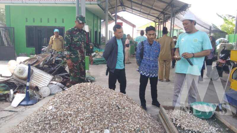 Babinsa Koramil 0817/12 Sidayu dampingi pengolahan limbah kulit kerang