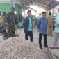 Babinsa Koramil 0817/12 Sidayu dampingi pengolahan limbah kulit kerang