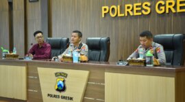 Kapolres Gresik AKBP Rovan Richard Mahenu didampingi Wakapolres Kompol Danu Anindhito Kuncoro Putro