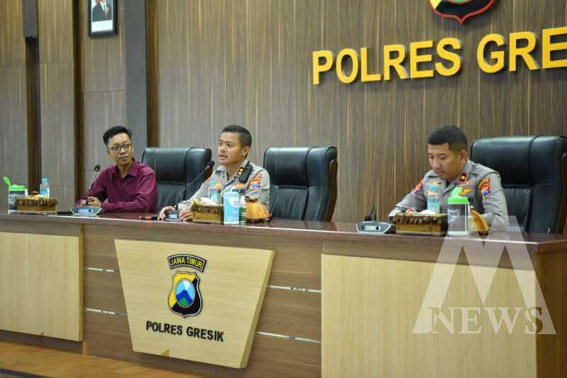 Kapolres Gresik AKBP Rovan Richard Mahenu didampingi Wakapolres Kompol Danu Anindhito Kuncoro Putro