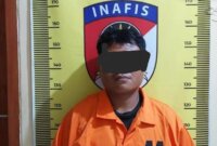 Pelaku ditangkap Polisi beserta barang buktinya
