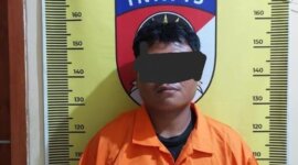 Pelaku ditangkap Polisi beserta barang buktinya