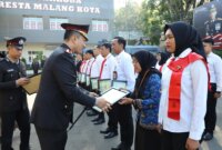 Kapolresta Malang Kota Kombespol Nanang Haryono beri penghargaan anggota berprestasi