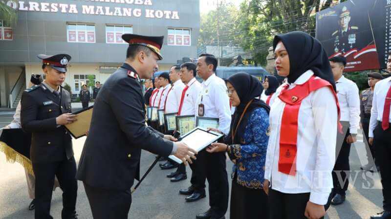 Kapolresta Malang Kota Kombespol Nanang Haryono beri penghargaan anggota berprestasi
