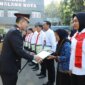 Kapolresta Malang Kota Kombespol Nanang Haryono beri penghargaan anggota berprestasi