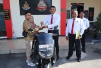Kasatreskrim Polres Bondowoso AKP Roni Ismullah serahkan motor ke pemiliknya