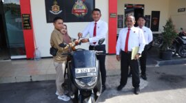 Kasatreskrim Polres Bondowoso AKP Roni Ismullah serahkan motor ke pemiliknya