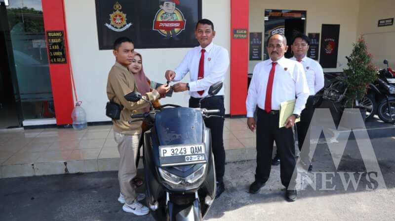 Kasatreskrim Polres Bondowoso AKP Roni Ismullah serahkan motor ke pemiliknya