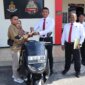 Kasatreskrim Polres Bondowoso AKP Roni Ismullah serahkan motor ke pemiliknya