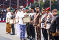 Walikota Surabaya Eri Cahyadi beri penghargaan Kapolrestabes Surabaya Kombespol Luthfie Sulistiawan