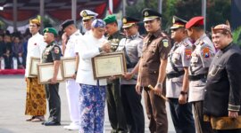 Walikota Surabaya Eri Cahyadi beri penghargaan Kapolrestabes Surabaya Kombespol Luthfie Sulistiawan