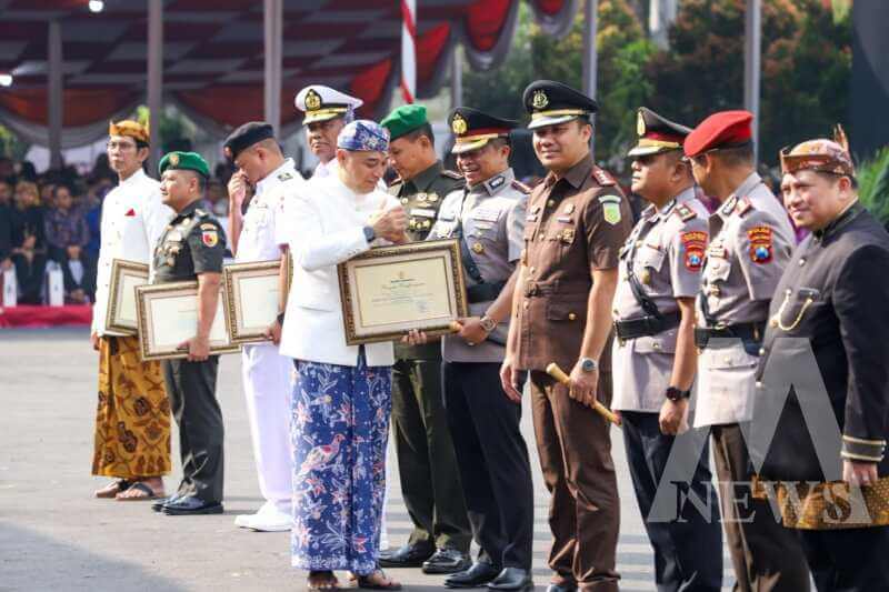 Walikota Surabaya Eri Cahyadi beri penghargaan Kapolrestabes Surabaya Kombespol Luthfie Sulistiawan