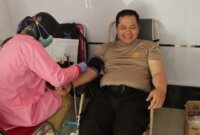 Kapolres Nganjuk AKBP Henri Noveri Santoso saat donor darah