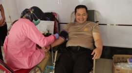Kapolres Nganjuk AKBP Henri Noveri Santoso saat donor darah