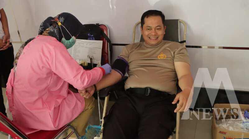 Kapolres Nganjuk AKBP Henri Noveri Santoso saat donor darah