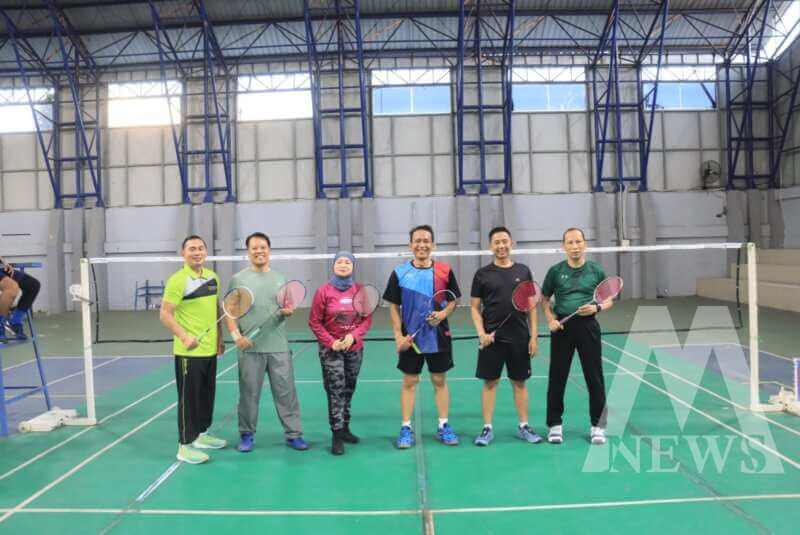 Kapolres Bojonegoro AKBP Mario Prahatinto bulutangkis bareng Forkopimda