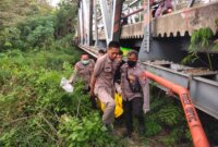 Polisi evakuasi mayat lelaki di bawah jembatan