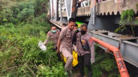 Polisi evakuasi mayat lelaki di bawah jembatan