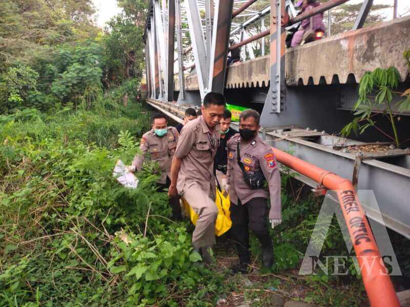 Polisi evakuasi mayat lelaki di bawah jembatan