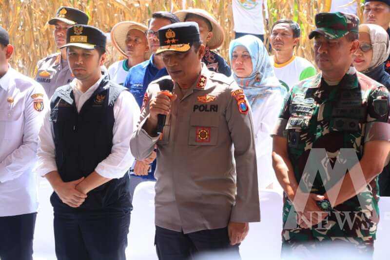 Kapolda Jatim Irjen Pol Drs. Nanang Avianto bersama Forkopimda panen raya jagung