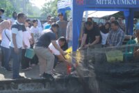 Polres Blitar Kota Panen Ikan bersama Warga