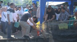 Polres Blitar Kota Panen Ikan bersama Warga