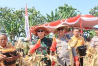 Kapolres Bojonegoro AKBP Mario Prahatinto saat Panen Raya Jagung
