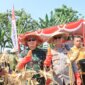 Kapolres Bojonegoro AKBP Mario Prahatinto saat Panen Raya Jagung