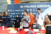 Kapolres Gresik AKBP Rovan Richard Mahenu didampingi Kasatreskrim Polres Gresik