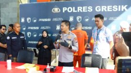 Kapolres Gresik AKBP Rovan Richard Mahenu didampingi Kasatreskrim Polres Gresik