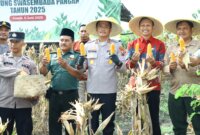 Kapolres Gresik AKBP Rovan Richard Mahenu saat Panen Raya Jagung