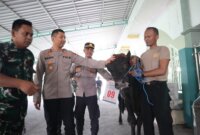 Wakapolres Gresik Kompol Danu Anindhita Kuncoro Putro serahkan hewan qurban