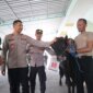 Wakapolres Gresik Kompol Danu Anindhita Kuncoro Putro serahkan hewan qurban