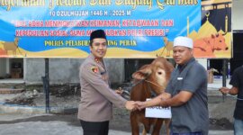 Kapolres Pelabuhan Tanjung Perak AKBP Wahyu Hidayat salurkan hewan qurban