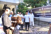 Kapolres Bondowoso AKBP Harto Agung Cahyono serahkan hewan qurban ke panitia