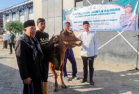 Kapolres Bojonegoro AKBP Mario Prahatinto salurkan hewan qurban