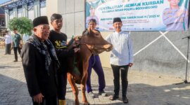 Kapolres Bojonegoro AKBP Mario Prahatinto salurkan hewan qurban