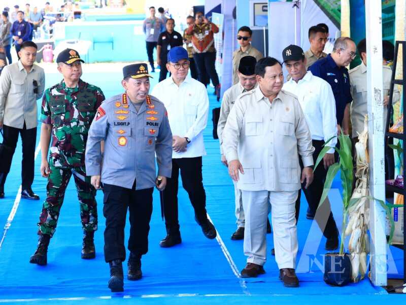 Presiden RI Prabowo Subianto didampingi Kapolri Jenderal Listyo Sigit Prabowo