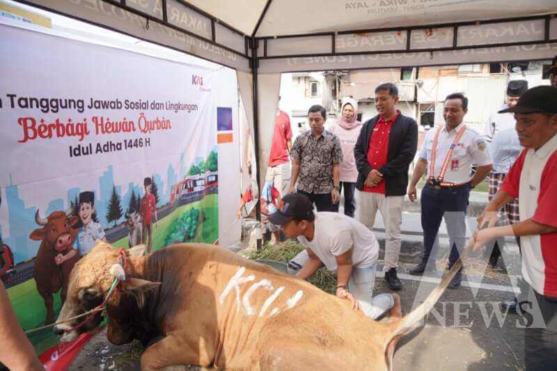KAI Commuter berbagi hewan qurban ke masyarakat