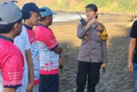 Kapolsek Ambulu AKP Latifa lakukan pengamanan wisata pantai