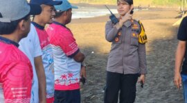 Kapolsek Ambulu AKP Latifa lakukan pengamanan wisata pantai