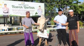 Kapolres Tuban AKBP William Cornelis Tanasale serahkan hewan qurban