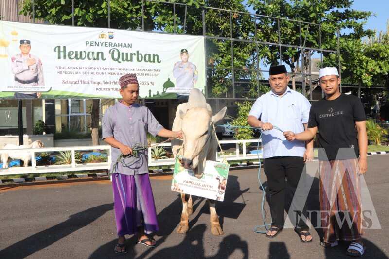 Kapolres Tuban AKBP William Cornelis Tanasale serahkan hewan qurban