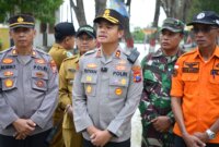 Kapolres Gresik AKBP Rovan Richard Mahenu tinjau lokasi banjir