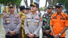 Kapolres Gresik AKBP Rovan Richard Mahenu tinjau lokasi banjir