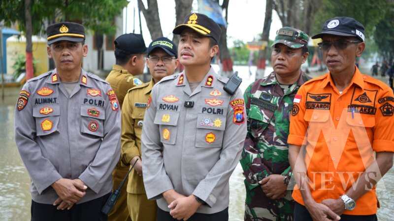 Kapolres Gresik AKBP Rovan Richard Mahenu tinjau lokasi banjir