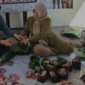 Polres Ponorogo bagi daging qurban pakai daun pisang