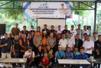 Kasatlantas Polres Gresik AKP Rizki Julianda Putera Buna bersama driver  ambulance